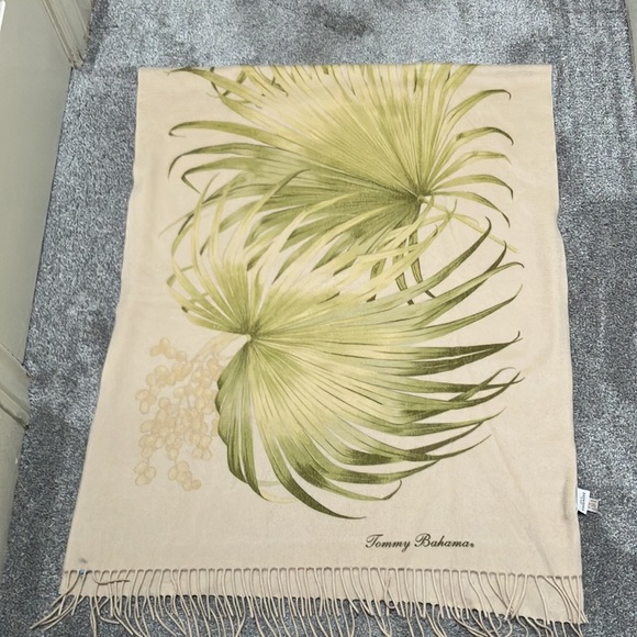 Tommy Bahama Accessories - 100% Cashmere Tommy Bahama Shawl/Scarf